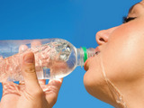V současných vedrech pijte minimálně 2 až 3 litry tekutin denně 
