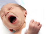 Noční pláč dítěte může ohlašovat nemoc