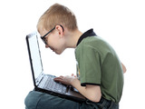 Je vaše dítě závislé na internetu? Poradíme vám, co s tím