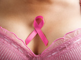 Informace o rakovině prsu potřebují i muži, často ji odhalí u své partnerky