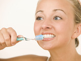 Když dásně krvácejí, špatně je čistíte. Zubní pasty nepomohou