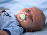 Prevencí náhlého úmrtí kojenců je speciální podložka i dudlík