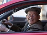 Seniorů za volantem přibývá, ostrý zrak je pro ně stěžejní!
