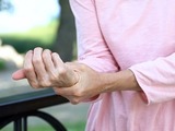 Osteoporóza přichází nenápadně. Odhalí ji bezbolestné vyšetření