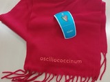Soutěžte s námi o červenou šálu Oscillococcinum® + bezdrátovou myš Boiron