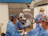 Novinka v oční chirurgii: mikročočka, díky níž se pacienti zbaví brýlí na čtení