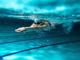 Plavání našemu tělu prospívá, je ale nutné plavat správně