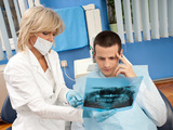 Návštěva zubaře se může prodražit. Co je a co není u stomatologa hrazeno pojišťovnou?