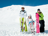 Oči a hory: v lyžařské výbavě by neměly chybět sluneční brýle i umělé slzy