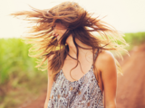Léto ohrožuje vaše vlasy… Díky těmto tipům je budete mít stále krásné!