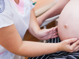 Porodní asistentka otce u porodu nenahradí, může být ale citlivou oporou