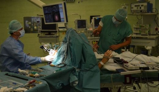 Operace, při níže se do mozku pacienta zavádějí elektrody pro hlubokou mozkovou stimulaci